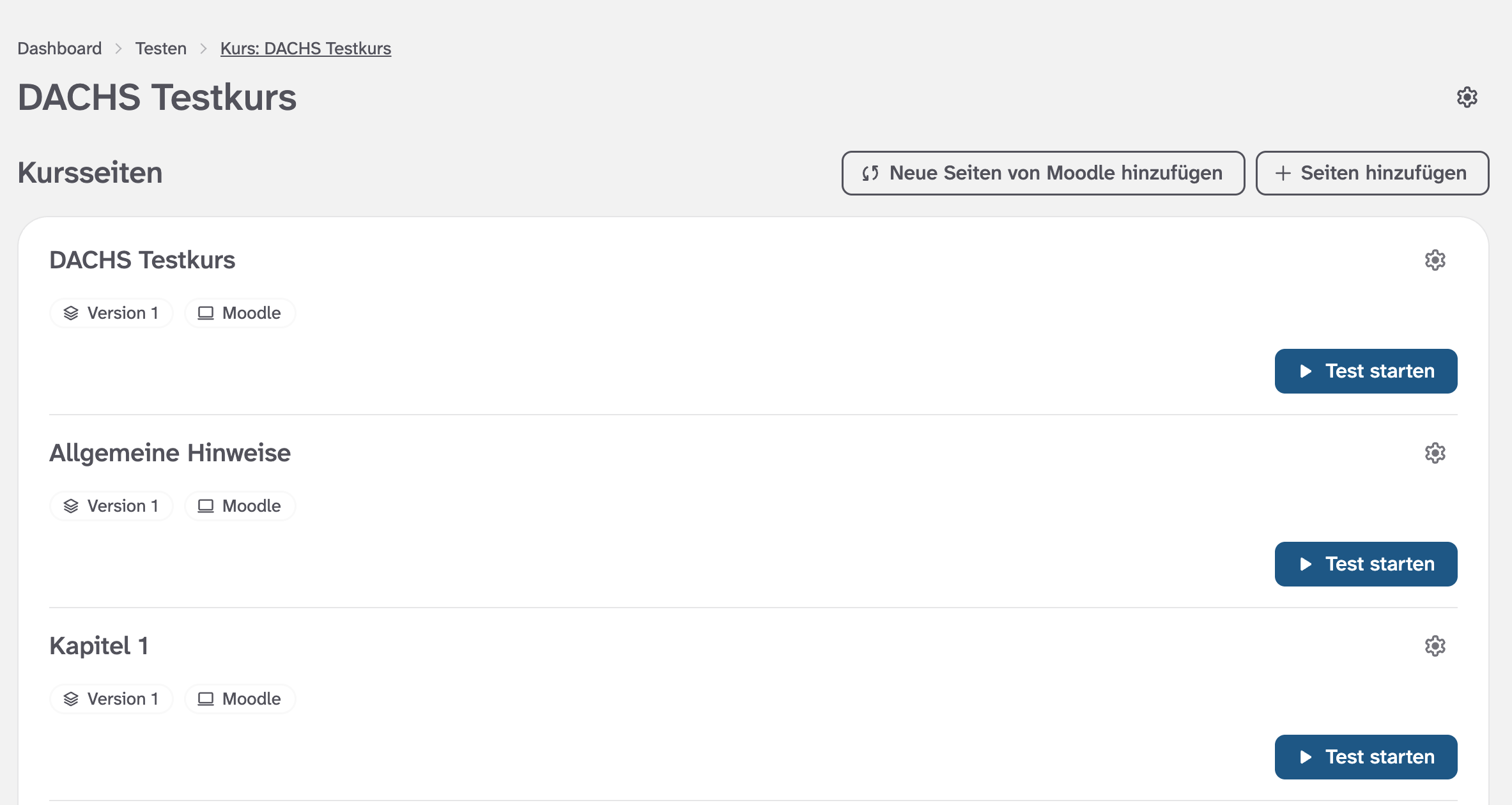 Abbildung eines nach DACHS exportierten Moodle-Kurses mit Auflistung der Kursseiten. Pro Kursseite gibt es eine Schaltfläche 'Test starten', welche bei Betätigung den Import der jeweiligen Seite sowie die Barrierefreiheitsprüfung im Hintergrund auslöst.